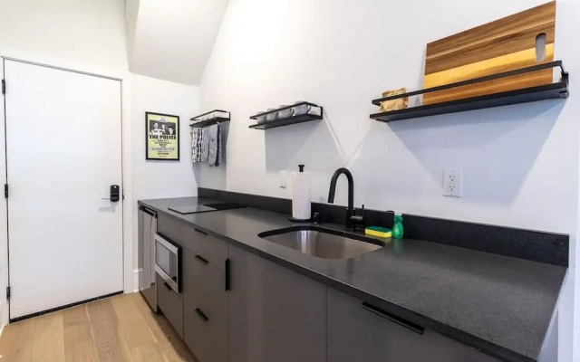 Thena Hotel - Huge Studio - Midtown