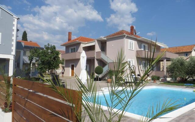 Banić Apartments with pool