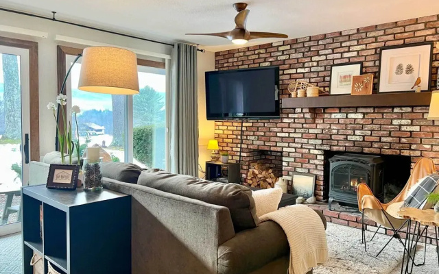 Glen Condo w/ Mountain Views: Walk to Story Land