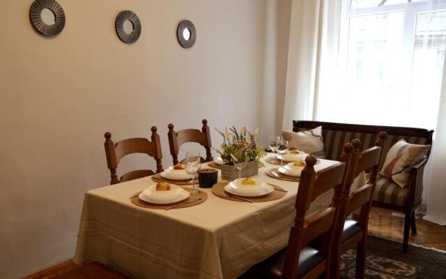 Unique Spacious Classic 3bedroom Midtown Apartment ! FREE parking ! BILLIARD room !