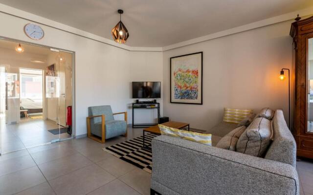 Modern Apartment with Free Parking