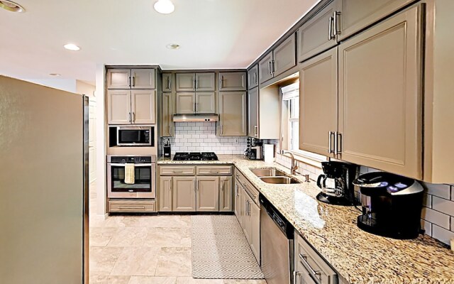 3BR 2BA Remodeled Rosedale House by RedAwning