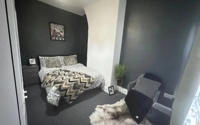 Manchester - House - Sleeps 6 - Parking - Garden