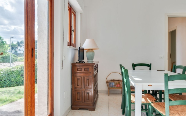 Peaceful Holiday Home With Fireplace, Garden and Parking