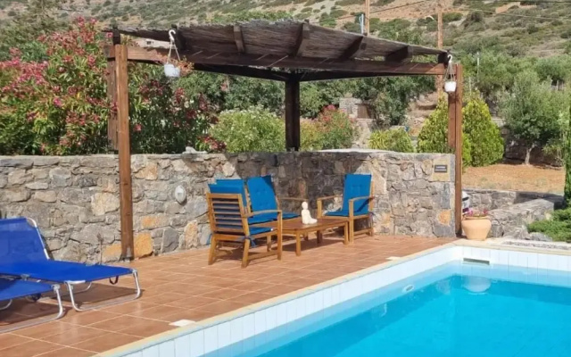 Plaka-sleeps4-parking-pool-hottub-seaviews