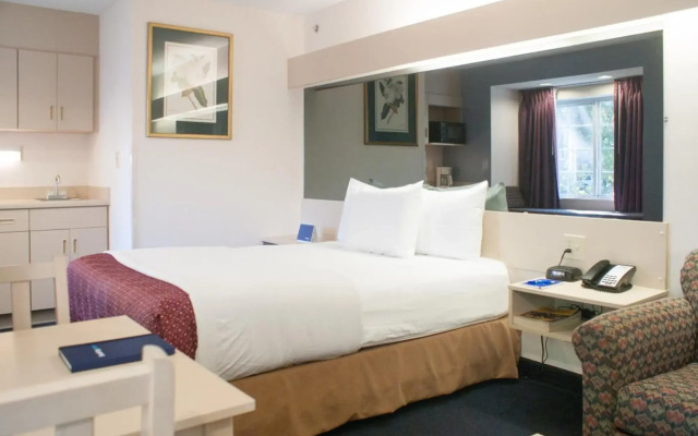 Hometown Inn & Suites Jacksonville - Butler Blvd./Southpoint