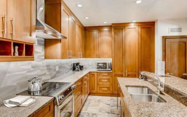 Ski in, Ski out, 2 Bedroom Luxury Residence with hot tub access and expansive views