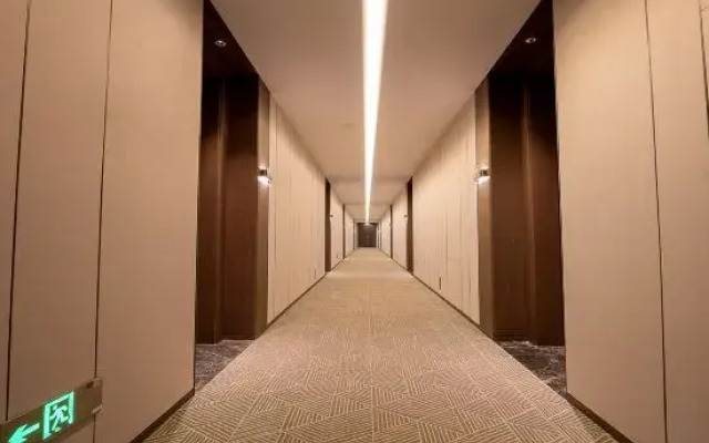 Rour Seasons Red Maple Hotel