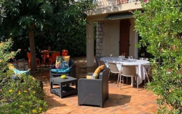 Villa Familiale avec Piscine au coeur de 1200m² de jardin..