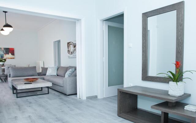 Sunny and Minimal apt in Glyfada With 3 Bdrm