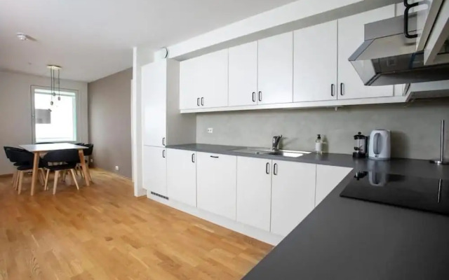 3 Bedroom Apartment With Free Parking