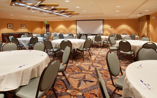 Holiday Inn Express & Suites Sacramento NE Cal Expo by IHG