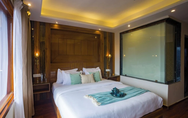 Alaya Stays Pine Shadow Flamingo