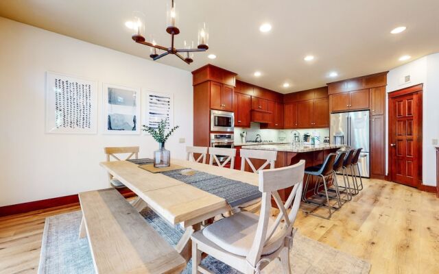 Timbers 15 Private Hot Tub, 2 Car Garage, Washer Dryer, Large Townhouse by RedAwning