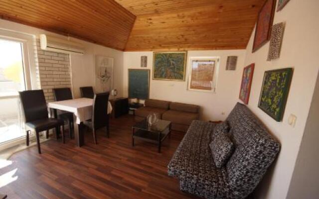 LaRos Apartments