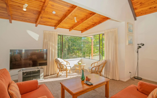 Sea Breeze Sanctuary - Pauanui Holiday Home