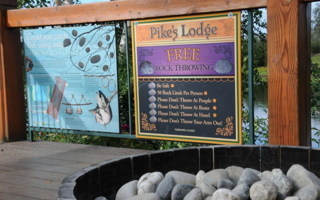 Pike's Waterfront Lodge