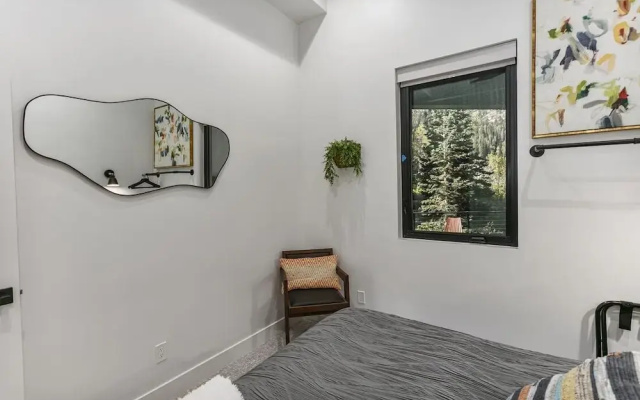 9005B - Luxury Two Bedroom + Den 2 Home