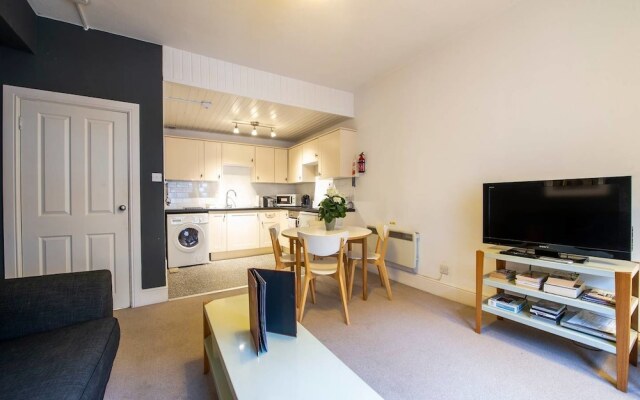 JOIVY Perfect Location! Charming Rose St Apt for Couples