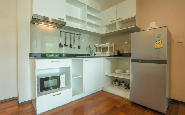 Chic Condo Just 100m from the Shore c130