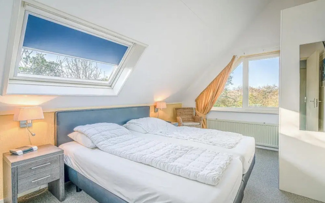 Charming Villa With Spacious Garden on the Water