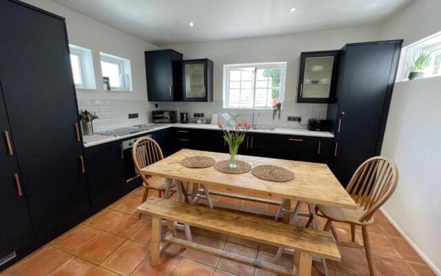 NomiHomes-Otis House-Free Parking x 2-Central -10ppl