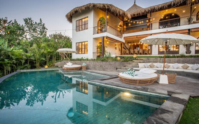 Stunning Villas Complex, 12 BR, Canggu With Staff