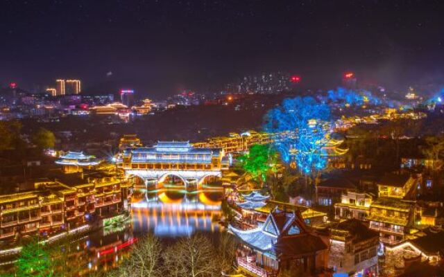 Chaoman Hotel (Fenghuang Ancient Town Branch)