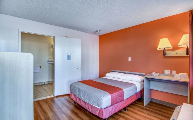 Motel 6 Stockton, CA - Charter Way West