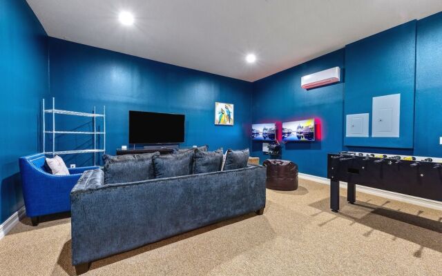 Panoramic Golf Course Views 5 Br home by RedAwning