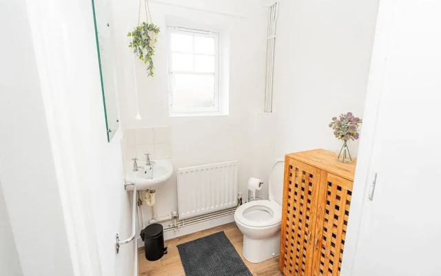 Modern 2-bed Home With Driveway Basingstoke