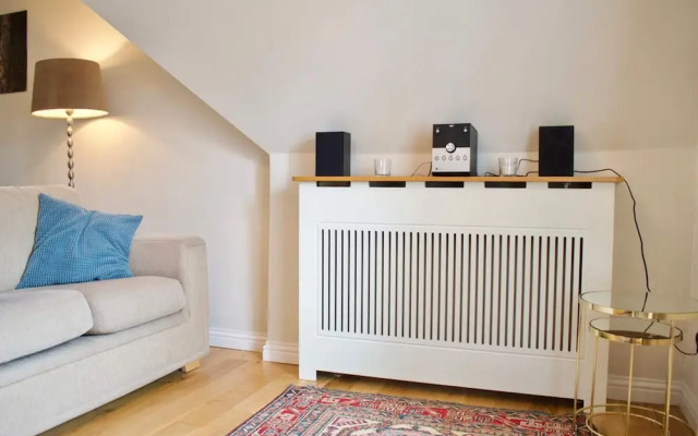 Modern And Charming 2 Bedroom Old Town Apartment