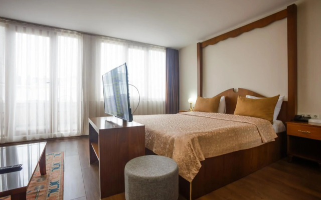 Rolla Suites Hotel