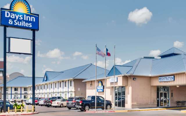 Days Inn & Suites by Wyndham Laredo