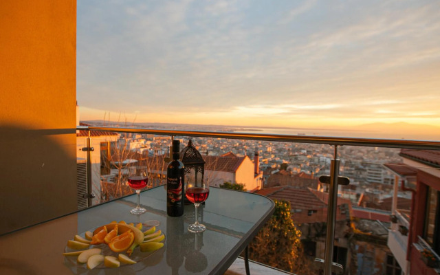 Stunning city view apt & parking space at Old town