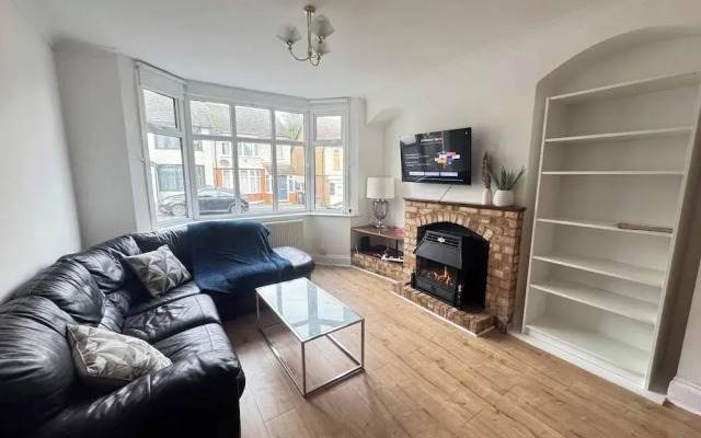 Charming Luton Home for Families & Business Stays