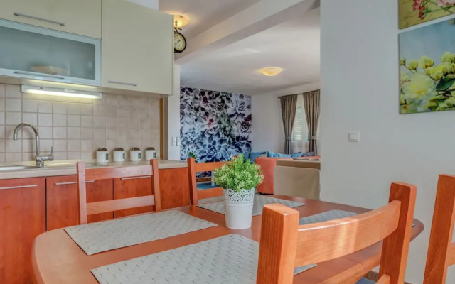 Holiday Home With Outdoor Hot Tub, Near the Sea