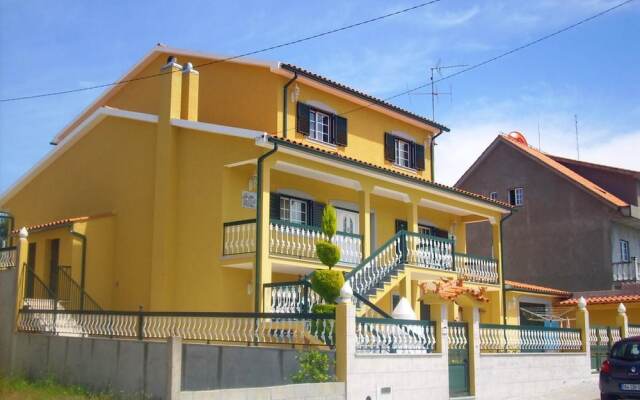 House with 4 Bedrooms in Cortiçada, with Wonderful Mountain View, Enclosed Garden And Wifi - 88 Km From the Slopes