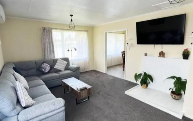 Spacious 3 BR near skyline-5 min walk