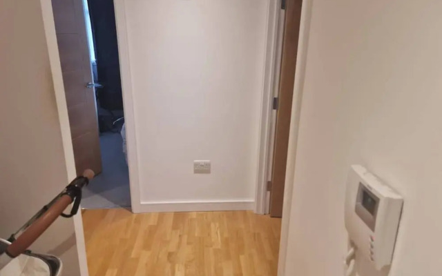 2 Beds Flat Centrally Located 2 Mins From Station