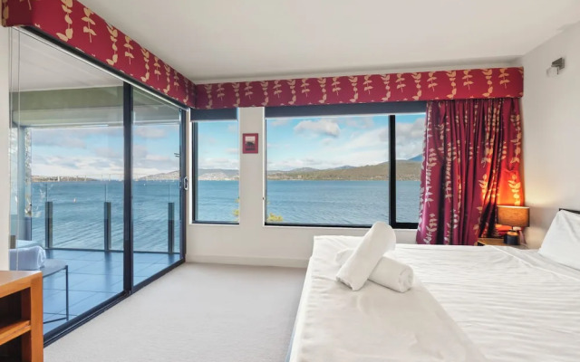 Waterfront Home - Gorgeous Views - 2 Bed