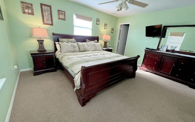 Sea Note 3 Bedroom Home by RedAwning