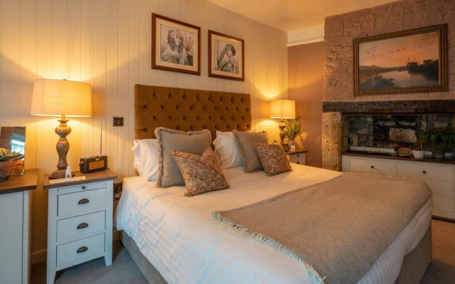 The George Inn & The Plaine