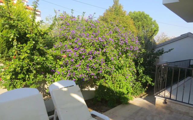 Villasevval-sleeps8-pool-bbq-ac-neartown