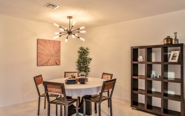 690 Avenida Laredo
