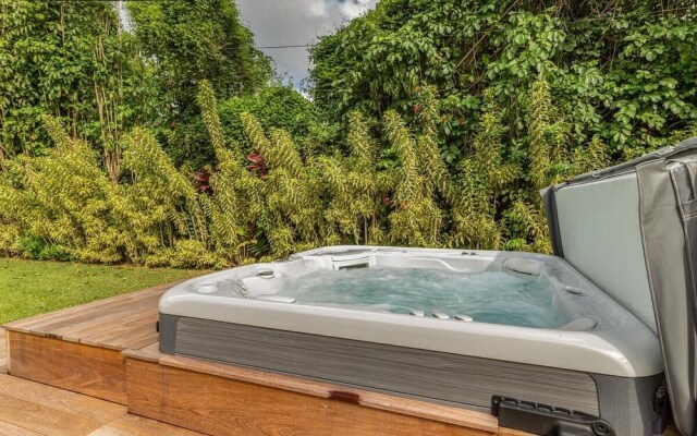 Hanalei Beach House 5 Bedroom Home by RedAwning