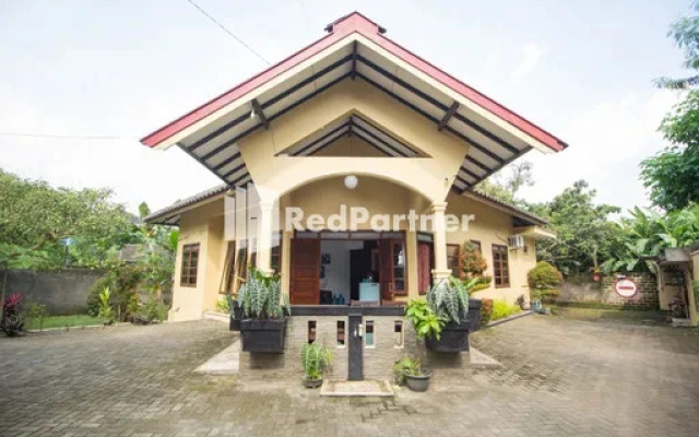The Doctor Guest House Syariah RedPartner near Pakuwon Mall Yogyakarta – Outside – Sleman