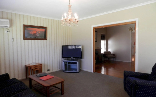 Twelve Apostles Motel & Country Retreat