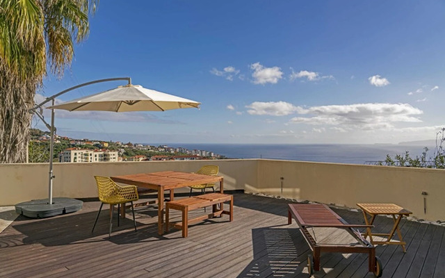 Barbecue and Sunbathing and sea View, Casa Skyline