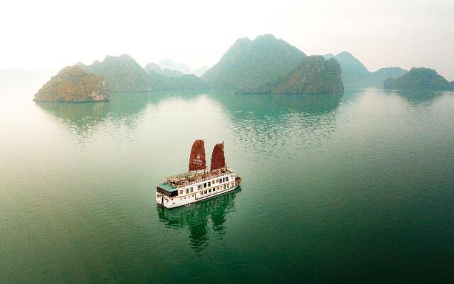 Heritage Line Violet Cruise-Ha Long Bay and Lan Ha